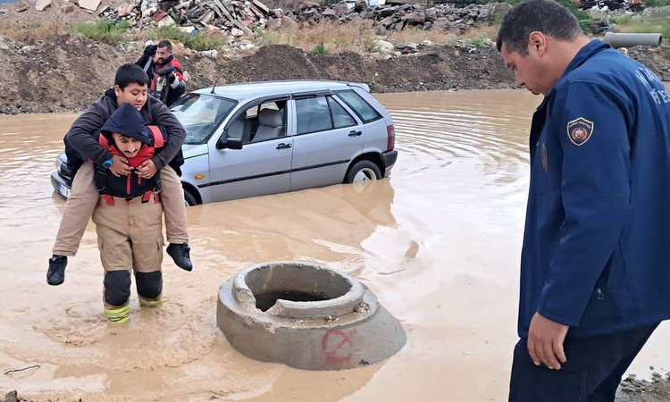 Hatay Antakya'da su basan yolda otomobilde mahsur kalan öğrencileri itfaiye kurtardı | İşte Tüm Ayrıntılar