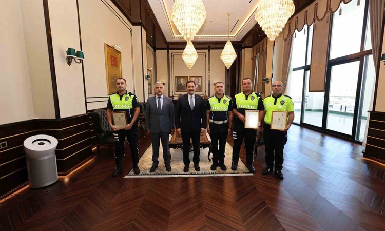 Hatay'da örnek davranış gösteren 3 polis memuruna Vali Masatlı başarı belgesi verdi