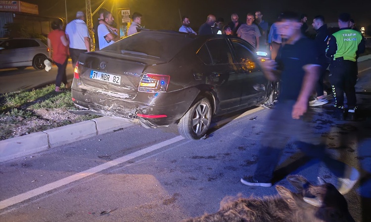 Hatay Samandağ'da 3 büyükbaş hayvana çarpan otomobilin sürücüsü hastaneye kaldırıldı ve Merak Edilenler