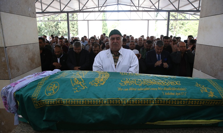 Hatay'da trenin otomobile çarpması sonucu ölen kadının cenazesi defnedildi