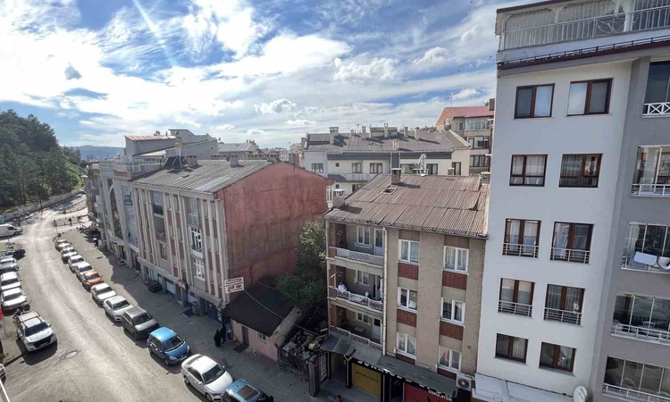 Hatice Baydiker, apartmanlar arasındaki 60 yıllık evini müteahhitlere satmıyor | İşte Tüm Ayrıntılar