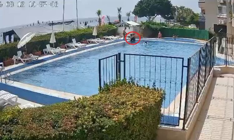 Ayrıntılar Netleşti: Havuzda Boğulma Tehlikesi Geçiren Çocuğu Görevli Kurtardı - Son Dakika: Gelişmeler Takip