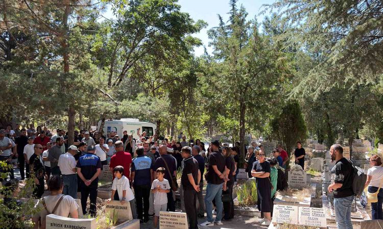 Hayatını kaybeden oyuncu Serhat Kılıç, Karşıyaka Mezarlığı’nda defnedildi