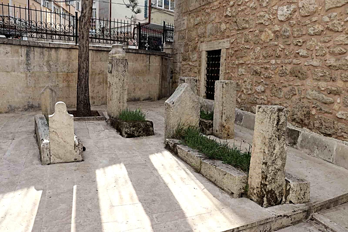 Hundreds pass by daily, this grave sheds light on history.