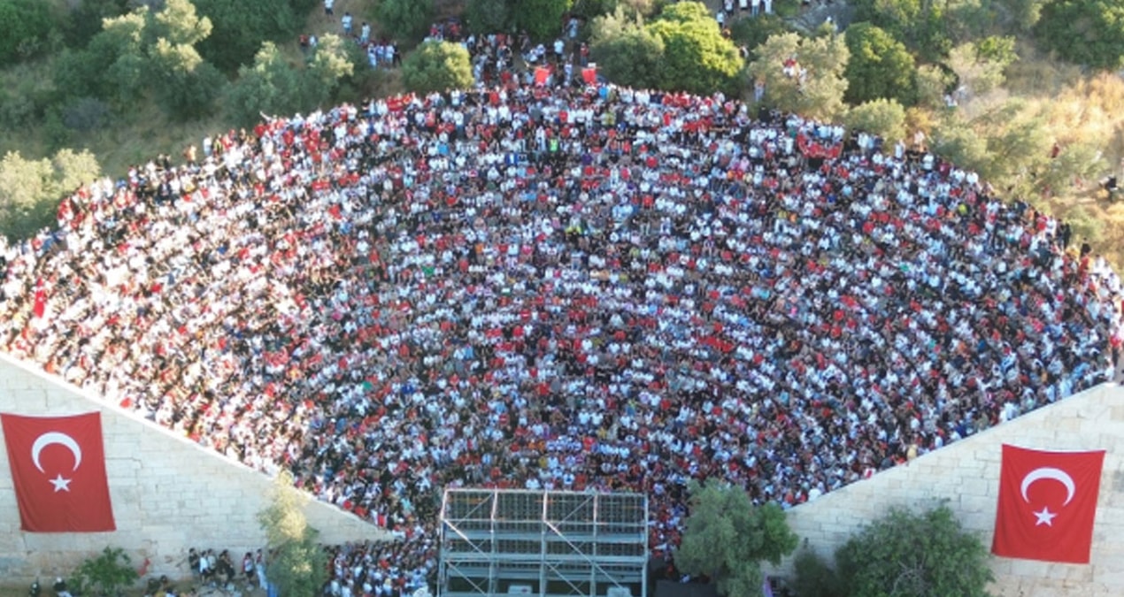 Ayrıntılar Netleşti: İki bin yıllık antik tiyatrodaki görüntüler dünyaya parmak ısırttı - En Son Haber