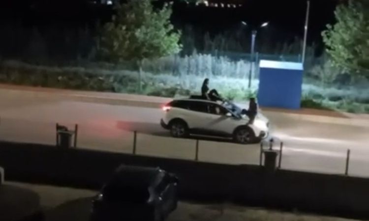 Ayrıntılar Netleşti: İki kadının seyir halindeki otomobilin üstünde tehlikeli yolculuğu kamerada - Son Dakika: