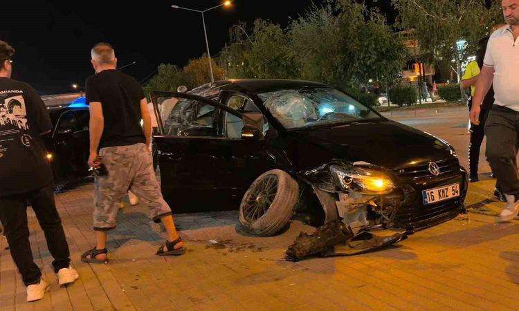 Ayrıntılar Netleşti: İnegöl'de kontrolden çıkan otomobil 2 araca çarptı; oğlunu gören anne bayıldı - Haberleri