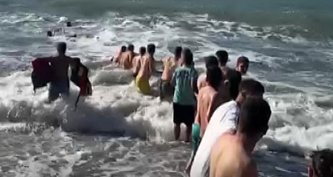 Human chain saved two lives - Latest News
