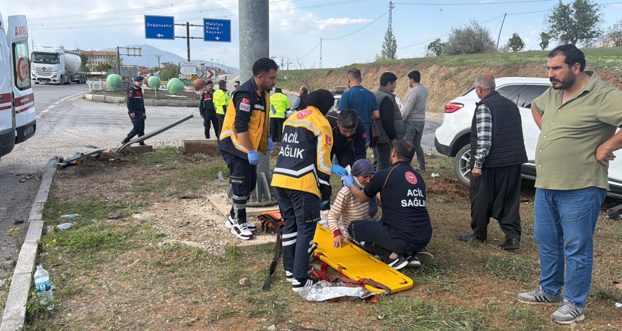 Son Gelişme: İki otomobil kavşakta çarpıştı: 3 yaralı - En Son Haber: Gelişmeler Takip Ediliyor