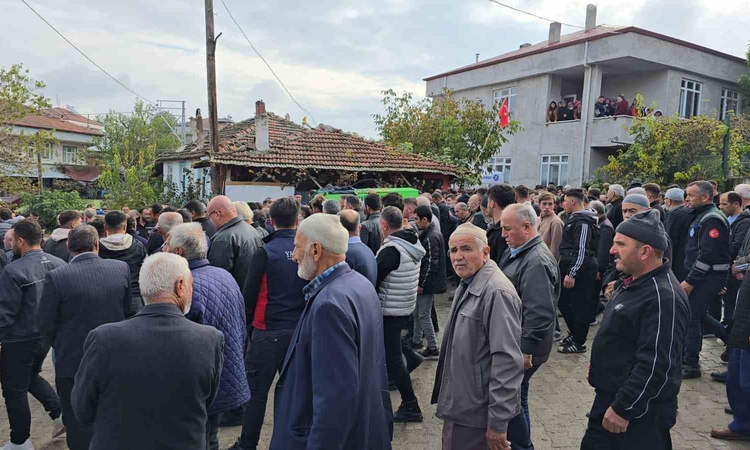 İş kazasında ölen 26 yaşındaki Emirkan Seven, Samsun Vezirköprü'de toprağa verildi ve Merak Edilenler