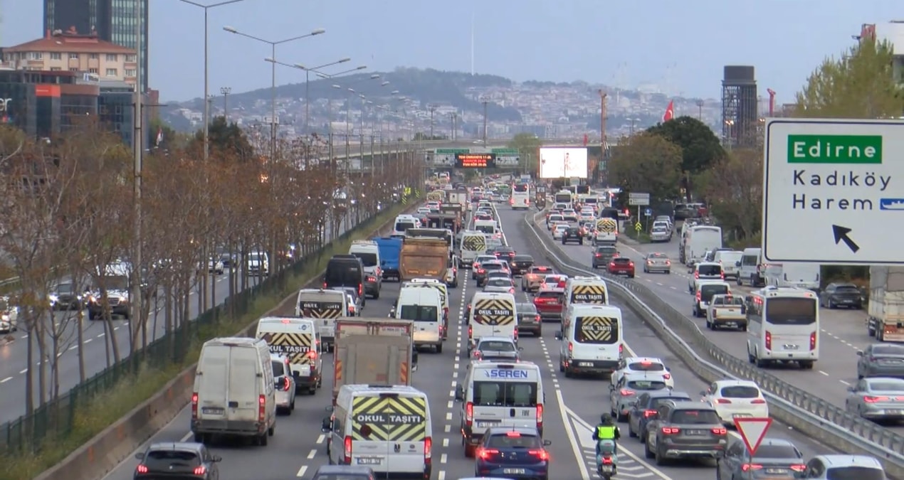 Son Gelişme: İşe gitmek isteyen İstanbullular trafikle karşılaştı! Yoğunluk yüzde 60'ı aştı - Haberleri: Geliş