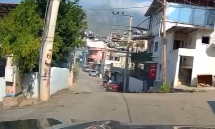 İskenderun'da Geri Manevra Kazası: Otomobil Evin Duvarına Çarptı - Haberleri: Gelişmeler Takip Ediliyor