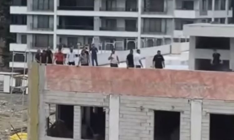 Ayrıntılar Netleşti: İskenderun’da işçiler çatıya çıktı - Haberleri: Gelişmeler Takip Ediliyor
