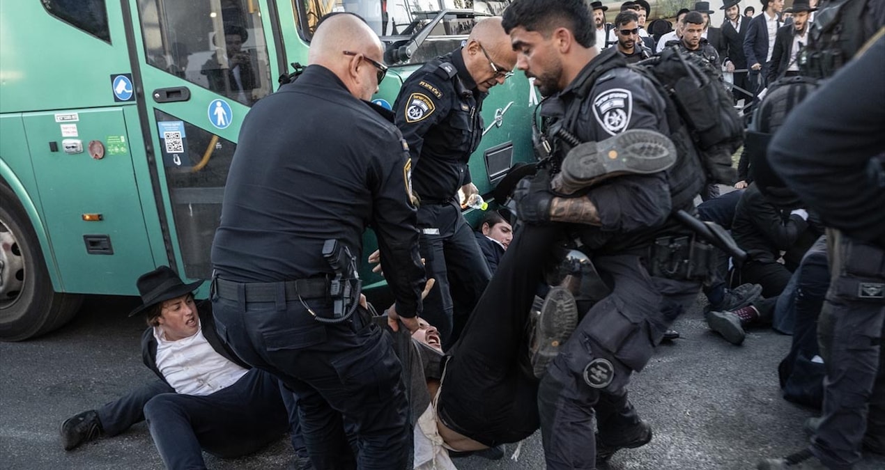 Ayrıntılar Netleşti: İsrail'de zorunlu askerlik karşıtları Yüksek Mahkeme üyesinin evini bastı - Son Dakika Ha