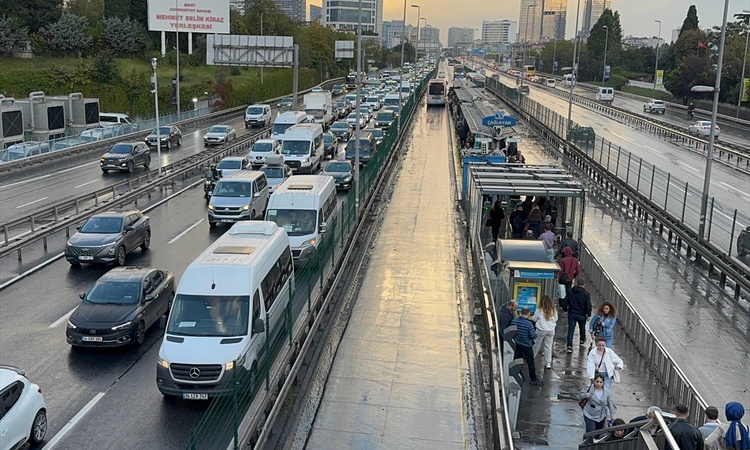 İstanbul'da akşam saatlerinde trafik yoğunluğu yüzde 81'e çıktı: Gelişmeler Takip Ediliyor