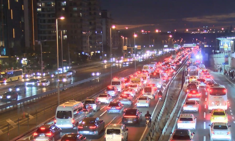 İstanbul'da akşam trafiği durma noktasına geldi, yoğunluk yüzde 87 oldu - Son Dakika Bilgileri