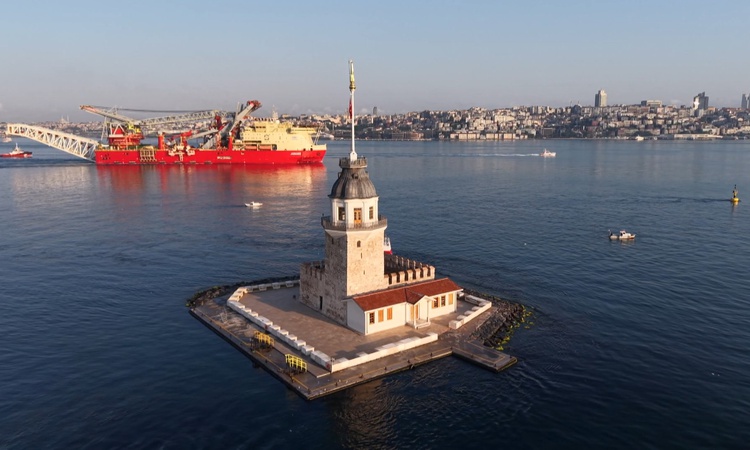 İstanbul Boğazı'nda 215,9 metrelik JSD6000 geçişi gemi trafiğini çift yönlü kapattı ve Merak Edilenler