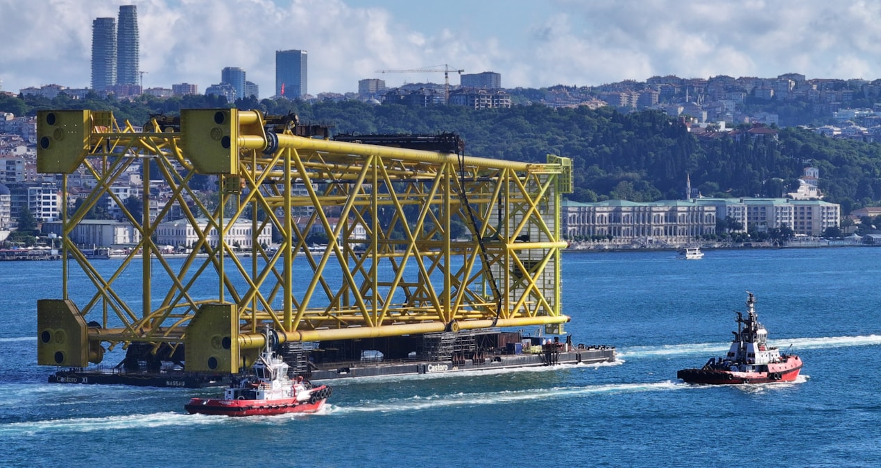 Gündemden Son Bilgiler: İstanbul Boğazı'ndan 350 metrelik sondaj platform iskelesi geçiş yapıyor - Haberleri |