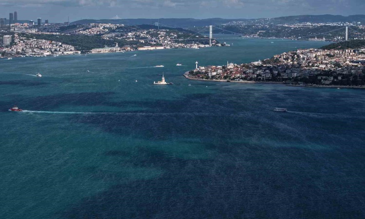İstanbul Boğazı yağışların ardından alg patlamasıyla turkuaza büründü: Gelişmeler Takip Ediliyor