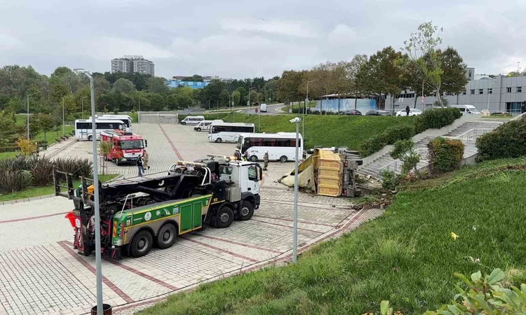 İstanbul Eyüpsultan'da hafriyat kamyonu İSKİ bahçesine yuvarlandı, 2 sürücü yaralandı ve Merak Edilenler