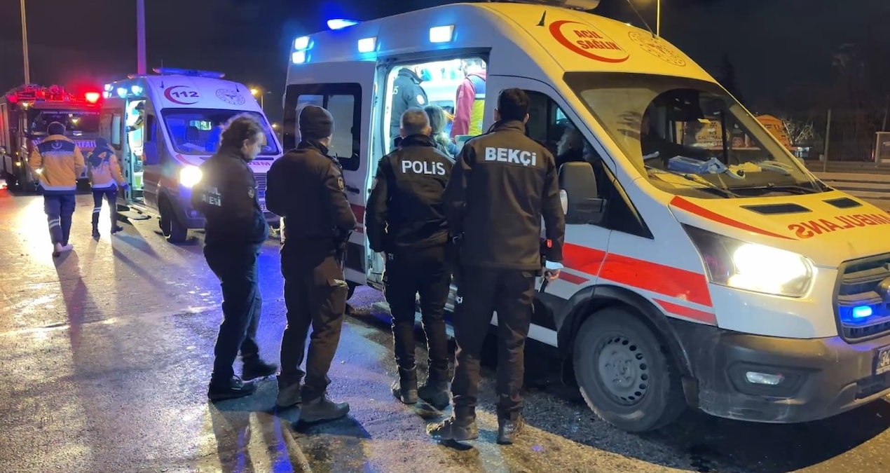 Kritik Açıklama: İstanbul'da gece yarısı kaza: Yaralı yakınları ambulansa binmek isteyince tartışma çıktı - Ha