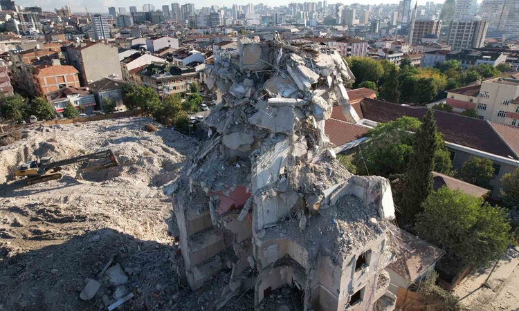 İstanbul Küçükçekmece'de 6 katlı bina kendiliğinden çöktü, 2 kişi yaralandı: Gelişmeler Takip Ediliyor