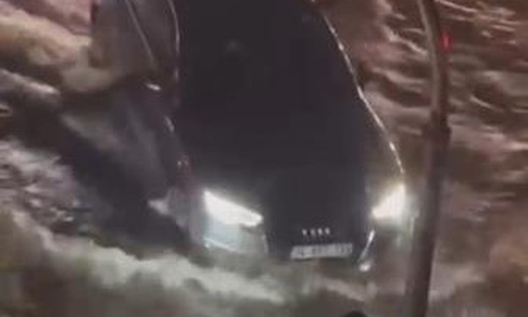 İstanbul Maltepe'de sağanak yolları göle çevirdi, E-5'te araçlar kontrollü ilerledi ve Merak Edilenler