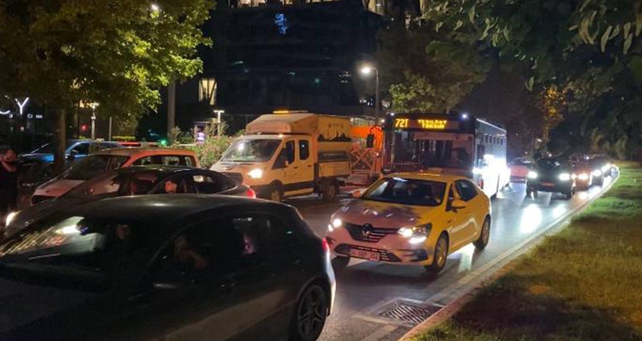 A car crashed into 2 parked vehicles in Istanbul and overturned - Breaking News