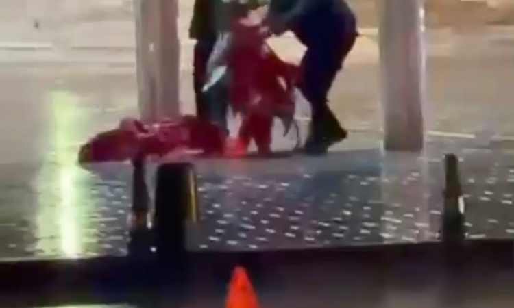 İstanbul'da sağanak ve fırtına Taksim'de Türk bayrağını yere düşürdü, polis kaldırdı ve Merak Edilenler