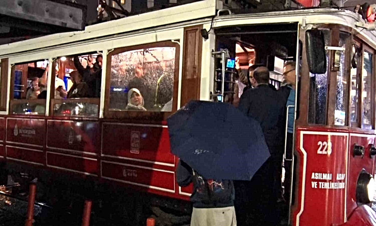 İstanbul'da sağanak hayatı zorladı, vatandaşlar metro ve tramvaya sığındı - Son Dakika Bilgileri