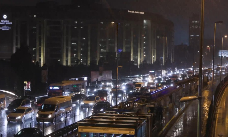 İstanbul'da sağanak sonrası oluşan trafik yoğunluğu gece geç saatlere kadar sürdü: Gelişmeler Takip Ediliyor