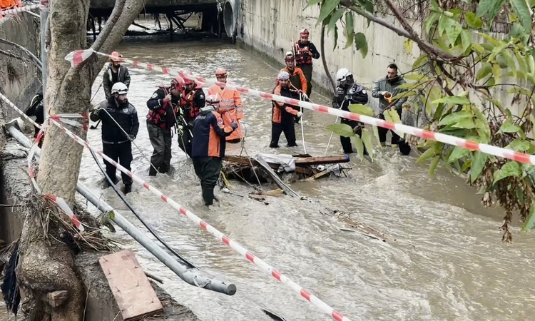 İstanbul Sarıyer'de AFAD ve polis, derede kaybolan 3 kişiyi arıyor - Son Dakika Bilgileri