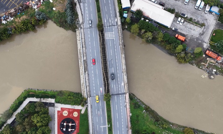 İstanbul'da sel suları Haliç'i kahverengiye çevirdi, değişim havadan görüntülendi ve Merak Edilenler