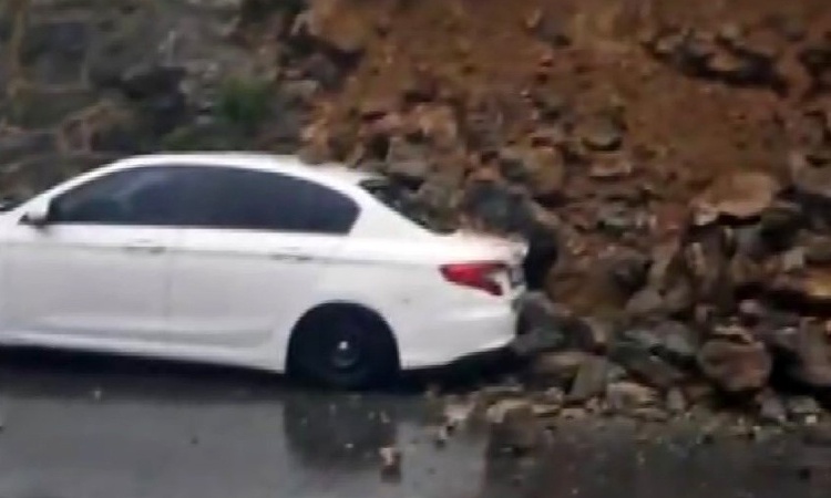 İstanbul Sultangazi'de sağanakta duvar park halindeki otomobilin üzerine çöktü