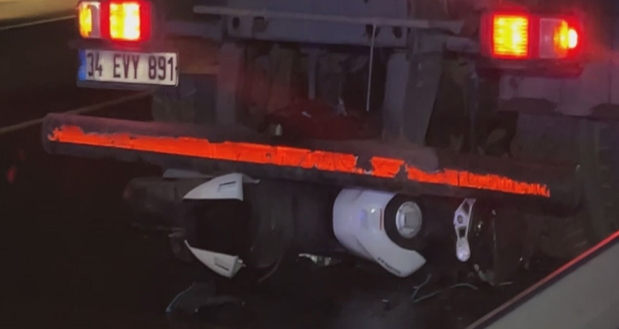İstanbul'da temizlik aracına çarpan motosikletteki 2 kişi yaşamını yitirdi - Haberleri