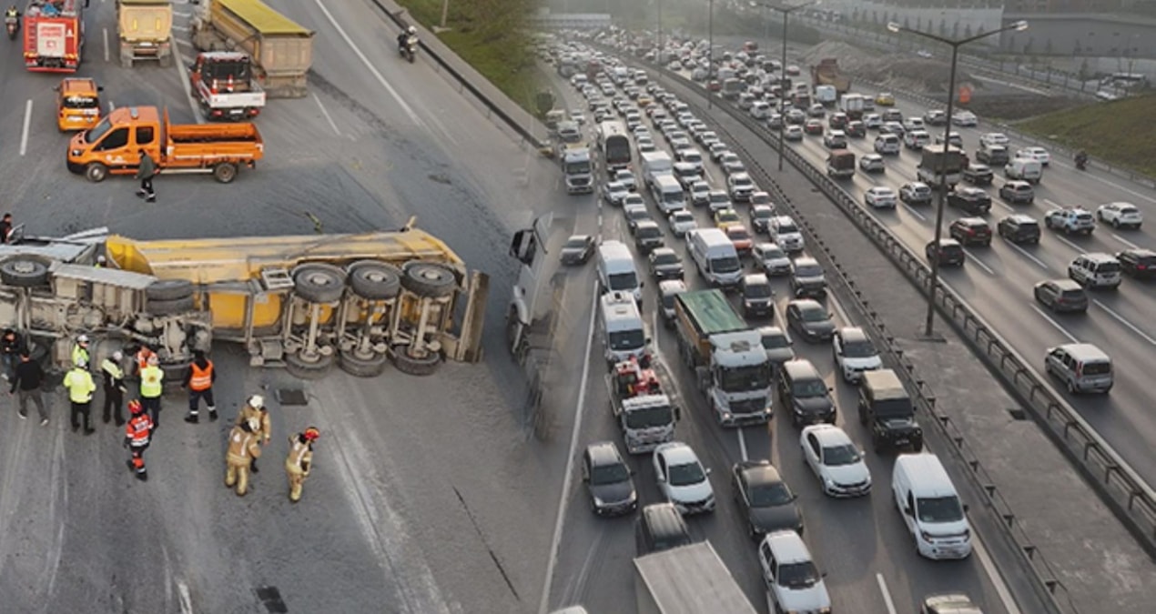 İstanbul trafiği TEM'de kilitlendi! Ekipler bölgeye gidiyor - Haberleri - Son Dakika Bilgileri
