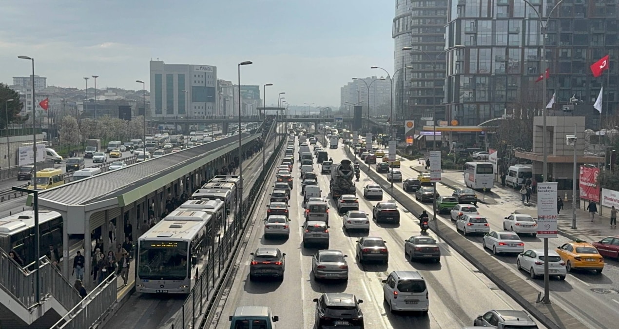 Sıcak Gündem: İstanbul'da trafik akşam saatlerinde durma noktasına geldi - Haberleri