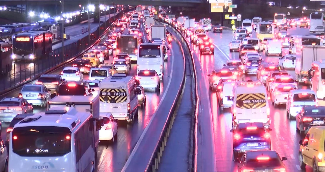 Ayrıntılar Netleşti: İstanbul'da trafik durma noktasına geldi! Her yer kırmızı... - Son Dakika - Son Dakika Bi