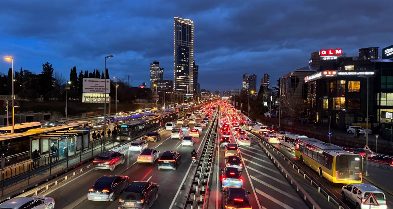 Gündemden Son Bilgiler: İstanbul’da trafik yüzde 70’e ulaştı: Duraklar ve yollar kilitlendi - En Son Haber | İ