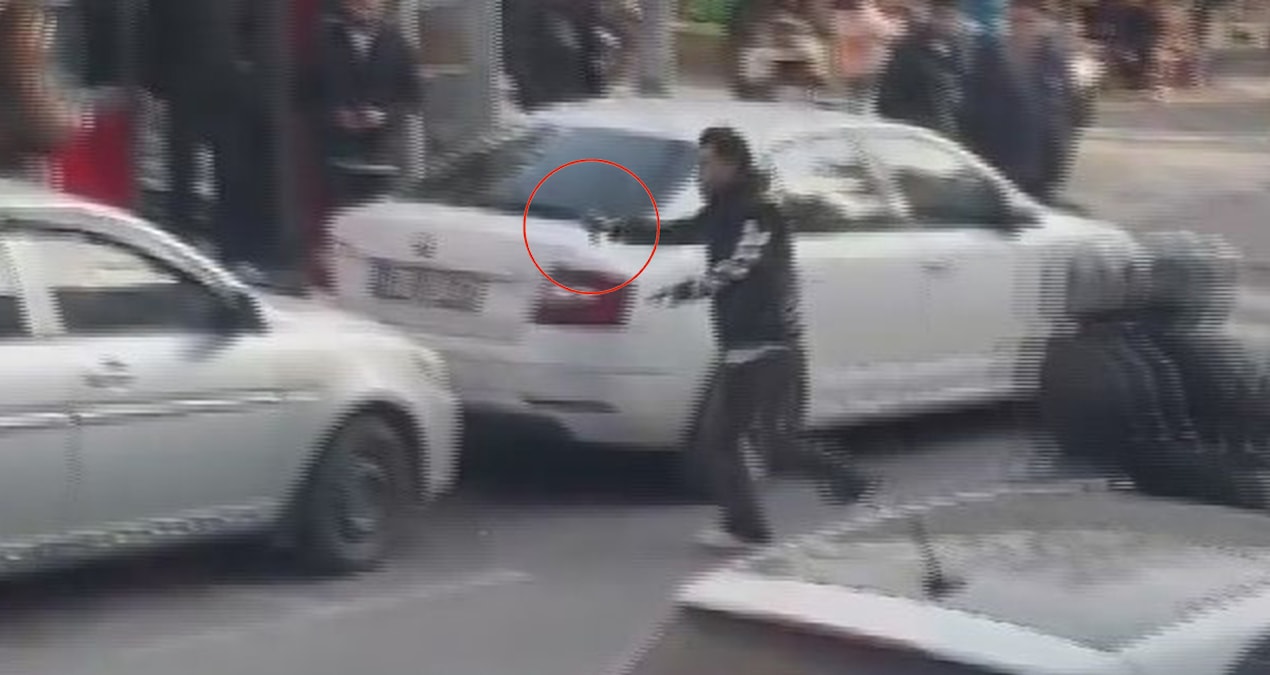Son Gelişme: İstanbul'un göbeğinde akılalmaz görüntü: Elindeki bıçakla etrafa rastgele saldırdı - Haberleri: G