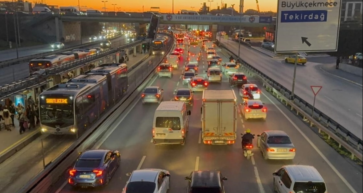 Son Gelişme: İstanbul'da yılbaşı trafiği: Yoğunluk yüzde 74'e ulaştı - Son Dakika ve Merak Edilenler