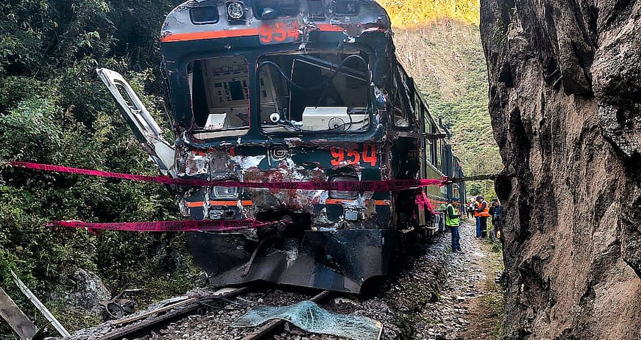 Son Gelişme: İki tren kafa kafaya çarpıştı: Onlarca yaralı var, çoğunun durumu ağır - Haberleri - Son Dakika B
