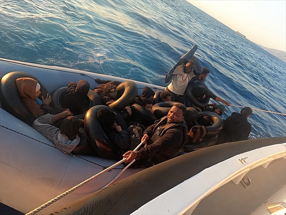 21 irregular immigrants were rescued off the coast of Izmir - Breaking News