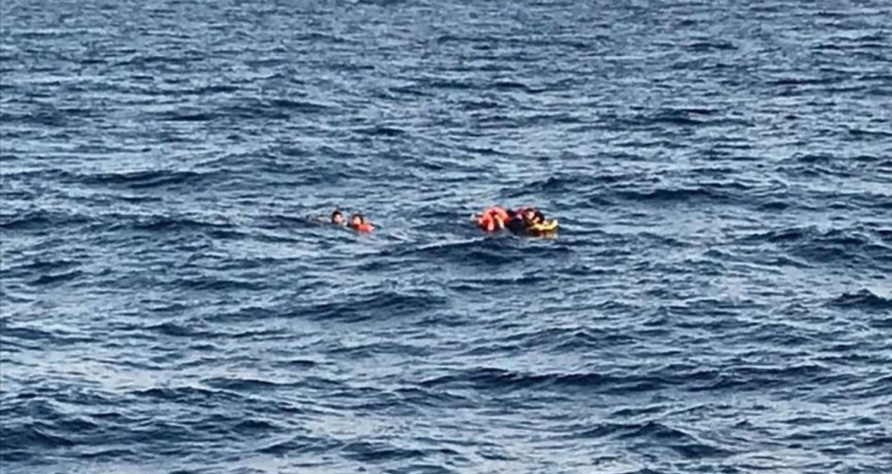 Gündemden Son Bilgiler: İzmir açıklarında lastik botun batması sonucu 3 düzensiz göçmen yaşamını yitirdi - Hab
