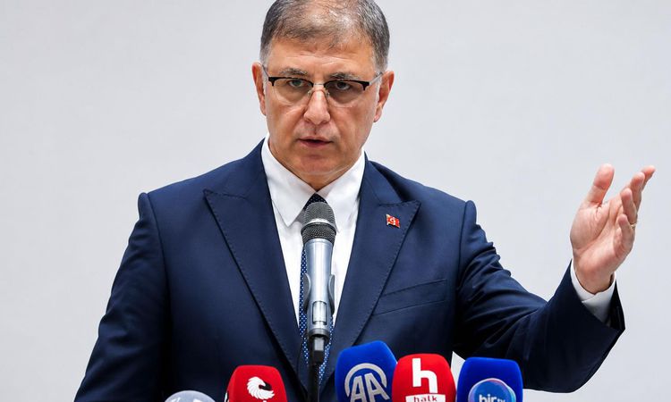 İzmir Büyükşehir Belediye Başkanı Cemil Tugay geçtiğimiz günlerde ayrıldığı CHP'nin WhatsApp grubuna yeniden e