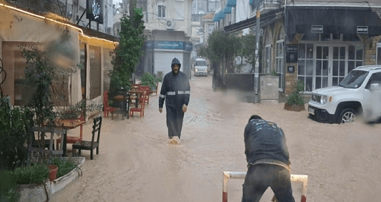 Ayrıntılar Netleşti: İzmir Çeşme’de sağanak; yollar göle döndü - En Son Haber: Gelişmeler Takip Ediliyor