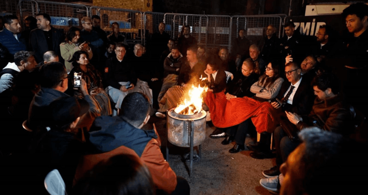 Kritik Açıklama: İzmir'deki nöbet 2. gününde! - Son Dakika
