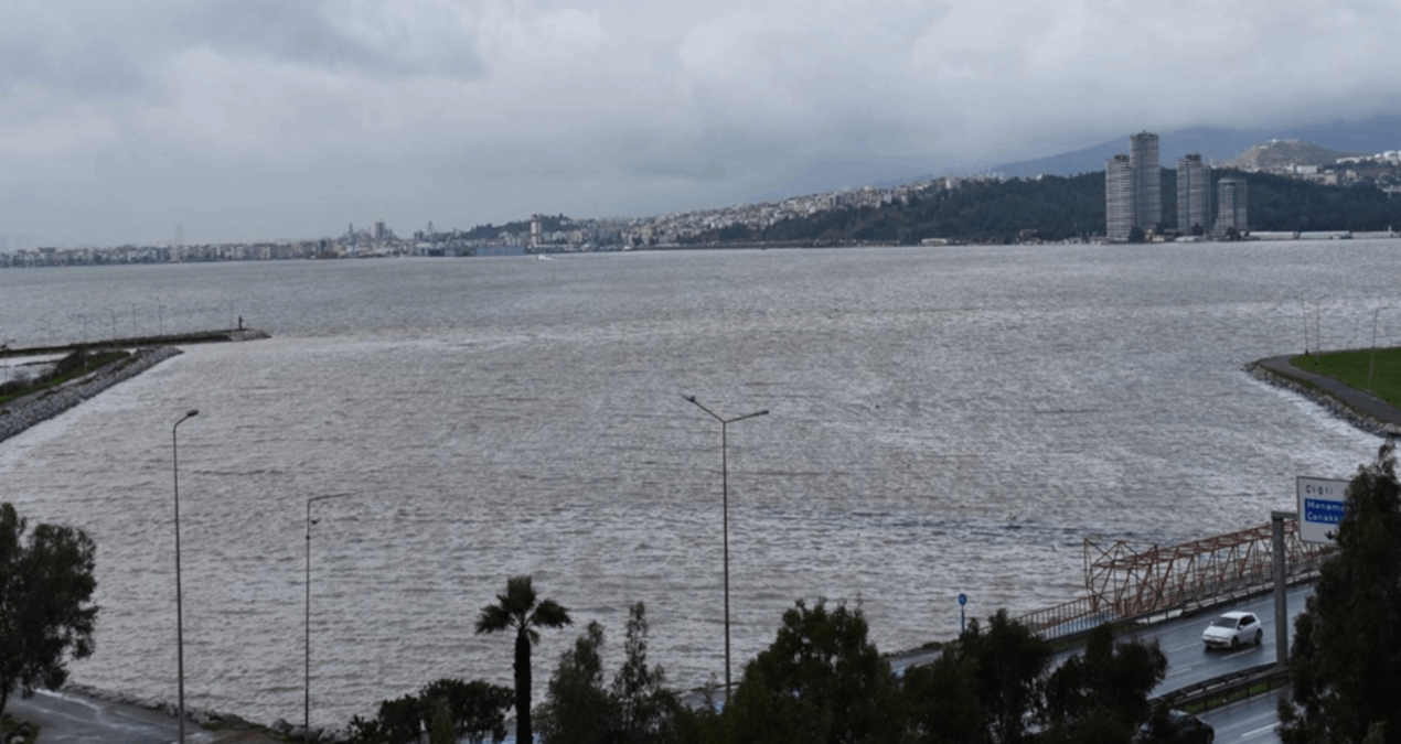 Gündemden Son Bilgiler: İzmir’de denizin rengi değişti - En Son Haber ve Merak Edilenler