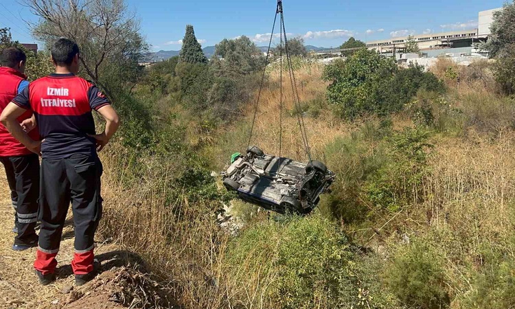 İzmir Kemalpaşa'da kontrolden çıkan otomobil akarsu havzasına uçtu, 1 ölü 2 yaralı - Son Dakika Bilgileri