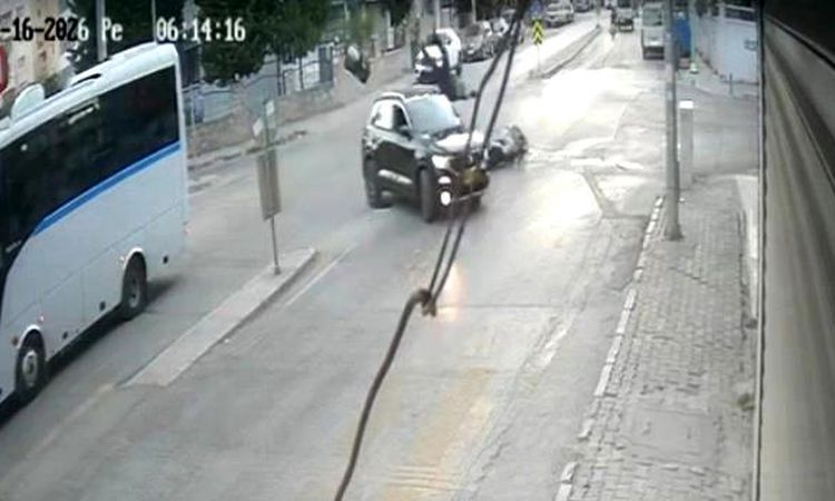 The accident in which a car hit a motorcycle and ran away in Izmir was caught on camera - Breaking News